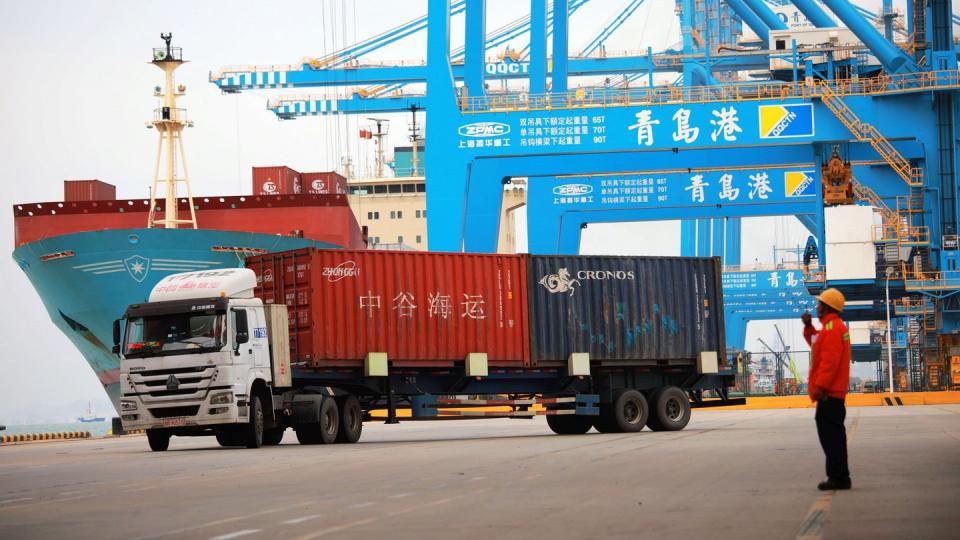 In einem chinesischen Hafen werden Container verladen. Foto: Yu Fangping/SIPA Asia via ZUMA Wire