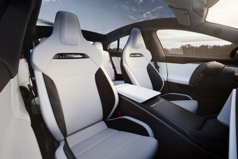 近日Tesla替Model S Plaid免費升級跑車座椅。