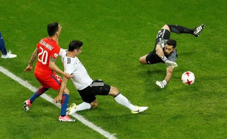 El futbolista alemán Lars Stindl anota el gol del empate ante Chile en el partido porel Grupo B de la Copa Confederaciones en Rusia - Kazan Arena, Kazan, Rusia - Junio 22, 2017. Las selecciones de fútbol de Chile y Alemania empataron el jueves 1-1 por la Copa Confederaciones, un resultado que mantuvo a ambos en lo más alto del Grupo B pero no les aseguró la clasificación a semifinales. REUTERS/John Sibley