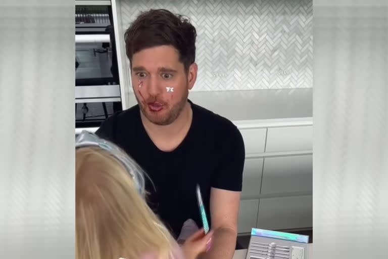 Michael Bublé mostró cómo se dejó maquillar por su hija menor