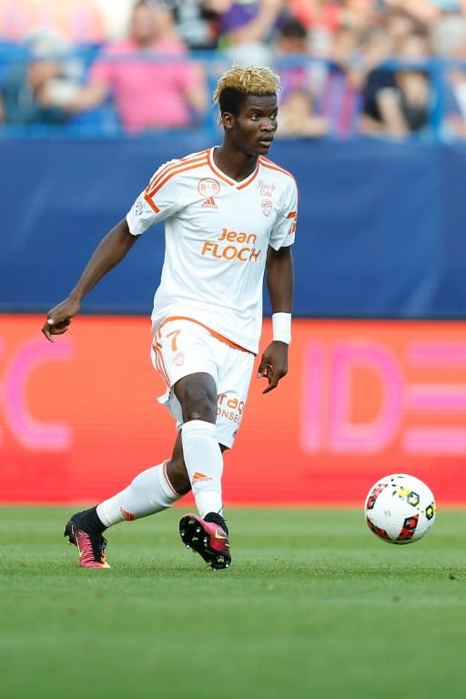 Sunderland broke their club record by signing Lorient's Gabonese midfielder Didier Ndong for around $21 million (19 million euros)