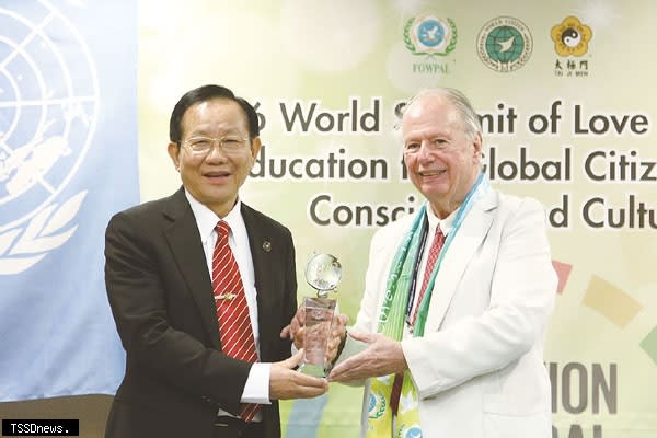 聯合國/NGO AWC主席瑞內‧瓦德羅博士頒發「世界公民永續發展獎」給洪博士。