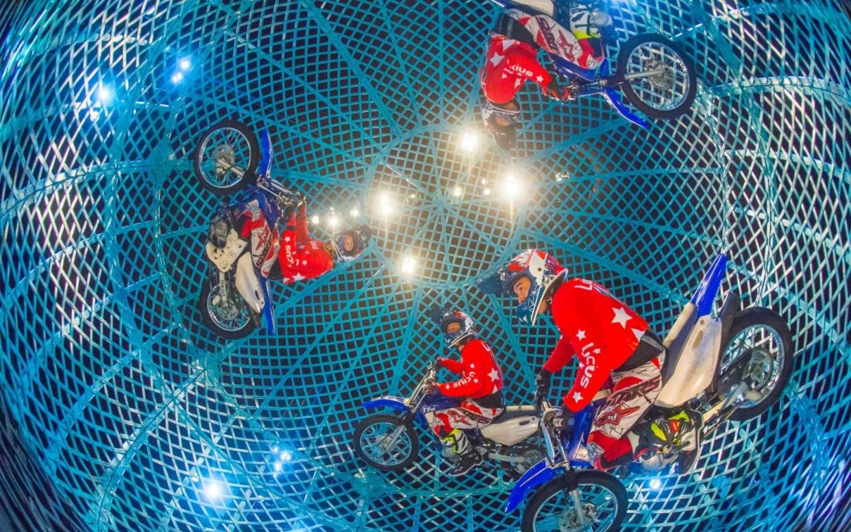 The Globe of Speed sees motorcyclists wheel and spin around - Piet-Hein Out