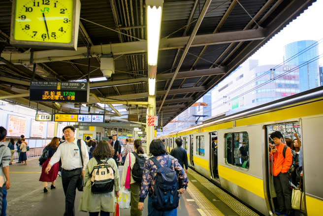 日本很常看到有些人來不及上地鐵，就用東西先卡住門口，強迫駕駛開門上車。（示意圖：shutterstock／達志）