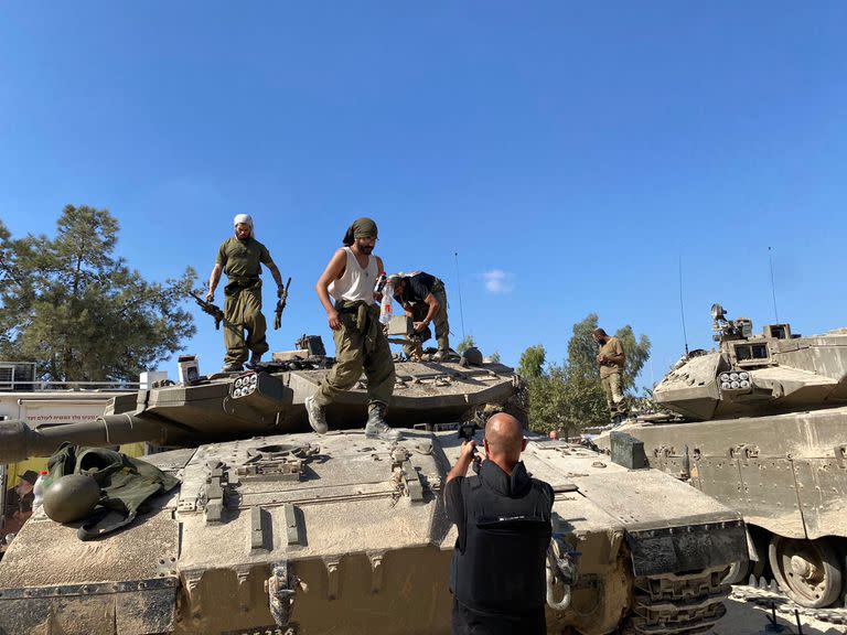 El kibutz fue evacuado y hay tanques y soldados listos para la invasión terrestre de Gaza