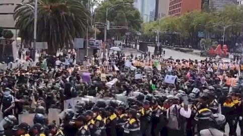 好幾千名示威民眾3日遊行穿越墨西哥首都墨西哥市(Mexico City)市中心，對總統羅培茲歐布拉多(Andres Manuel Lopez Obrador)表達抗議，這是羅培茲歐布拉多在將近2年前上任以來所面臨的最大規模示威之一。(圖取自推特)