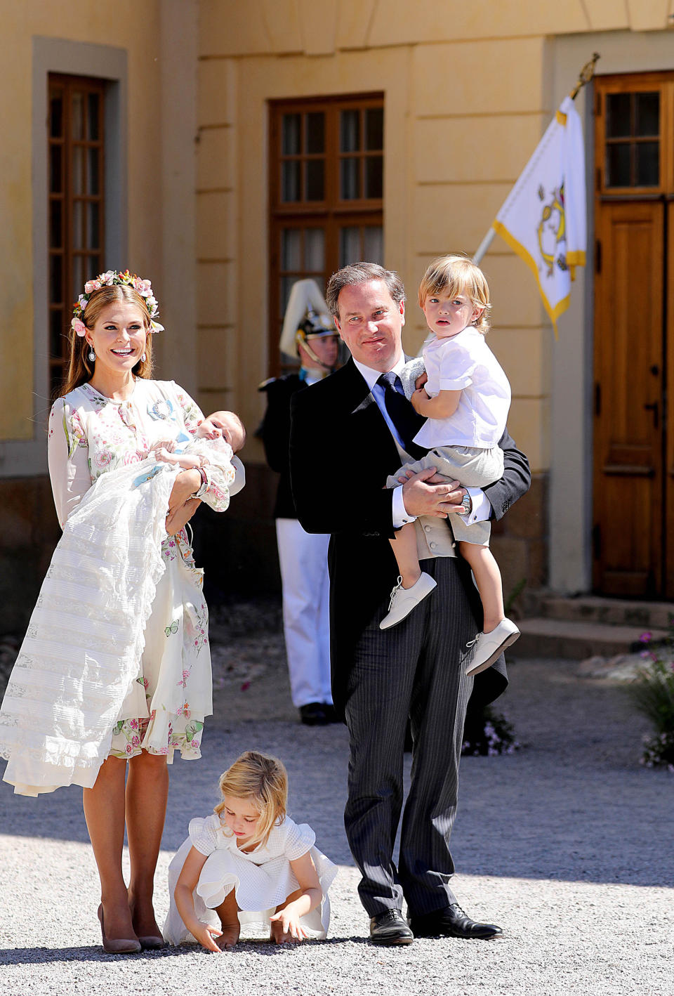 Hier noch einmal die ganze Familie: Prinzessin Leonore gräbt, Bruder Nicolas lässt sich brav von seinem Vater tragen, ebenso wie Baby Adrienne. (Bild: ddp images/PPE/Nieboer)