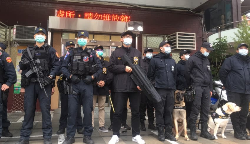 台北市政府警察局將統合所屬單位警力強化燈節維安，輔以偵爆犬共同服勤。（圖／台北市政府警察局提供）