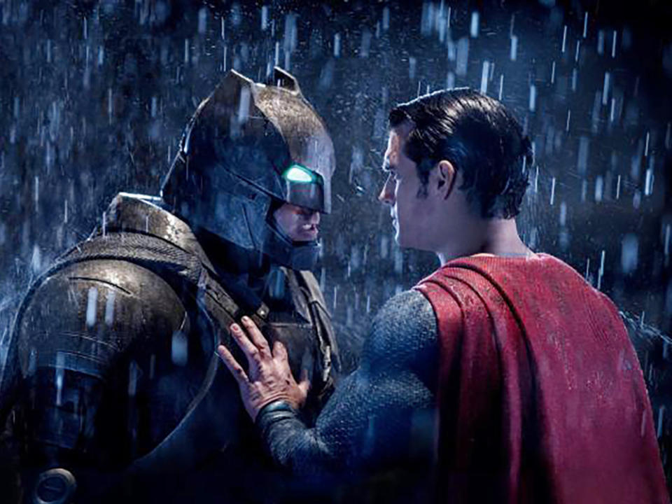 "Batman v Superman: Dawn of Justice": Bruce Wayne alias Batman (Ben Affleck, l.) rüstet sich für einen erbitterten Kampf gegen Clark Kent alias Superman (Henry Cavill) (Bild: Warner Bros.)