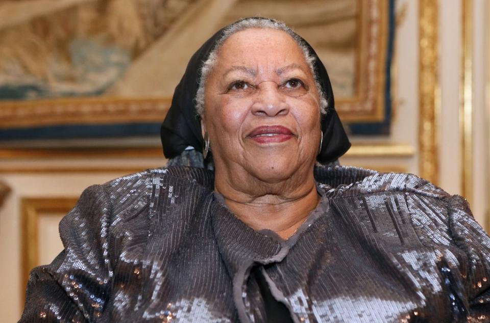 Prix Pulitzer 1988, prix Nobel de littérature en 1993, Toni Morrison était une écrivaine <em>"libre et révoltée"</em>, comme la décrit Le Monde. Première Afro-Américaine à recevoir le Nobel, elle a plusieurs chefs-d'œuvre et best-sellers à son actif, comme <em>"Beloved"</em> ou <em>"Délivrances"</em>. <strong>Toni Morrison, petite-fille d'anciens esclaves, est décédée le 5 août 2019 à 88 ans.</strong>