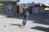 <p>A fighter from the Libyan forces allied with the U.N.-backed government runs during a battle with Islamic State fighters in Sirte, Libya August 22, 2016. (Hani Amara/Reuters) </p>