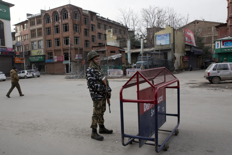 Indian paramilitary soldiers stand guard at a makeshift checkpoint in Srinagar, Indian controlled Kashmir, Saturday, Feb. 23, 2019. Police have arrested at least 200 activists seeking the end of Indian rule in disputed Kashmir, officials said Saturday, escalating fears among already wary residents that a sweeping crackdown could touch off renewed anti-India protests and clashes. (AP Photo/ Dar Yasin)