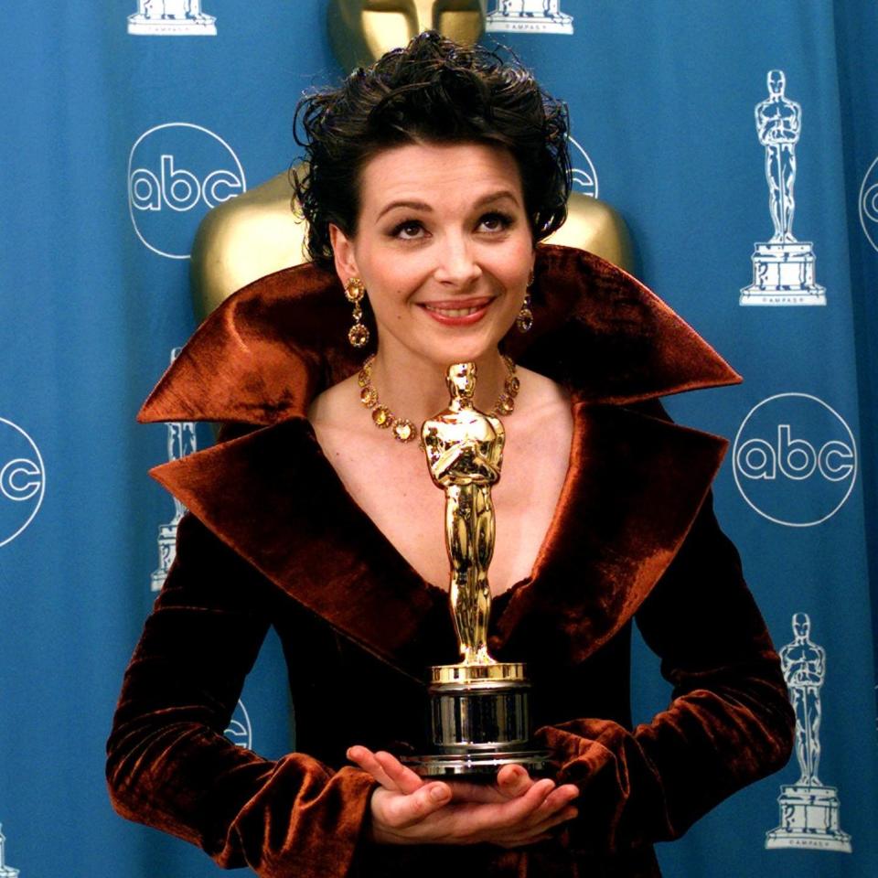 Juliette Binoche holds her Best Supporting Actress Oscar backstage at the 69th annual Academy Awards in Los Angeles, 1997 - AP