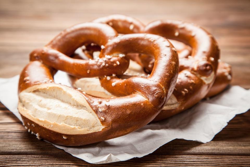 Laugenbrezeln mit viel Salz sind ein perfektes Katerfrühstück. Der Mineralienhaushalt wird wieder mit Salz aufgestockt, gleichzeitig werden Sie dazu sicherlich auch ein Glas Wasser trinken wollen. (Bild: iStock / GeorgeDolgikh)