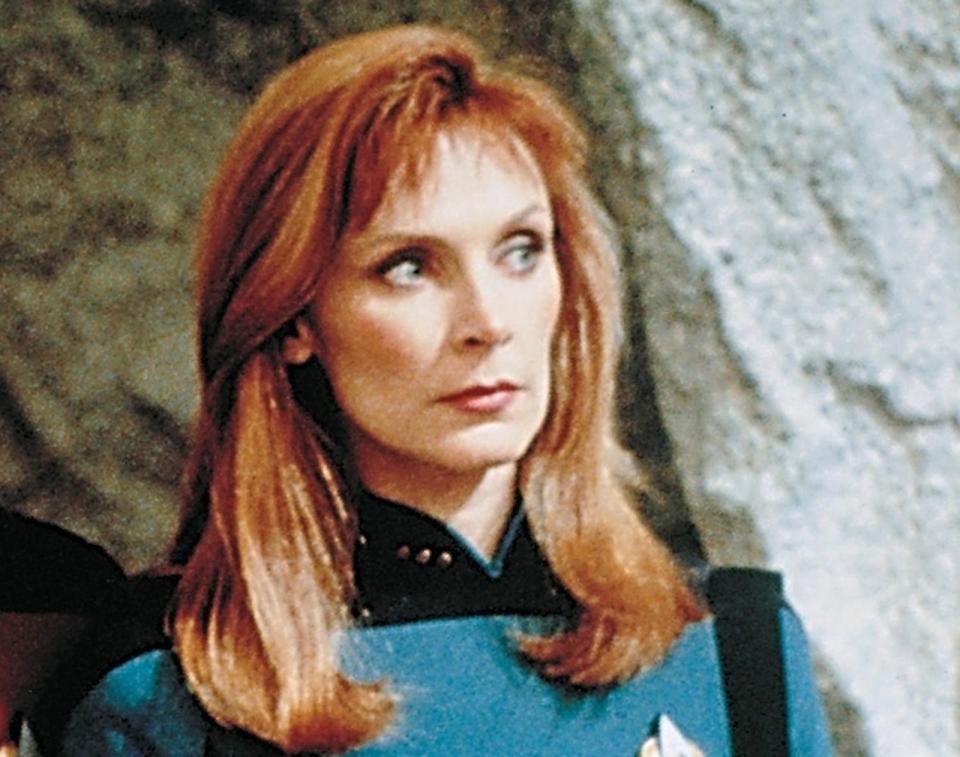 Als Dr. Beverly Crusher musste sich Gates McFadden immer wieder auch um Herzensangelegenheiten kümmern. Auch im übertragenen Sinne, denn zwischen ihr und Captain Picard funkte es in "The Next Generation" manchmal subtil. (Bild: Paramount)