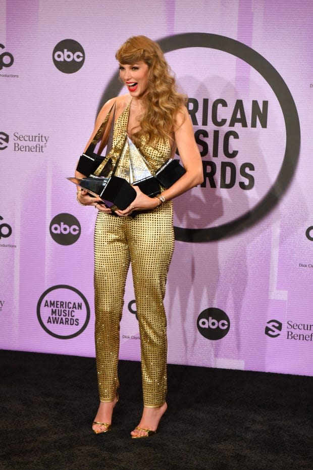 <p>Taylor Swift cleans up at the American Music Awards, where she won Favorite Pop Album, Favorite Female Pop Artist, Favorite Music Video, Favorite Country Album, Favorite Female Country Artist and Artist of the Year, on Nov. 22, 2022, in Los Angeles.</p><p><a href="https://www.gettyimages.com/detail/1443161505" rel="nofollow noopener" target="_blank" data-ylk="slk:Sarah Morris/Getty Images;elm:context_link;itc:0;sec:content-canvas" class="link ">Sarah Morris/Getty Images</a></p>