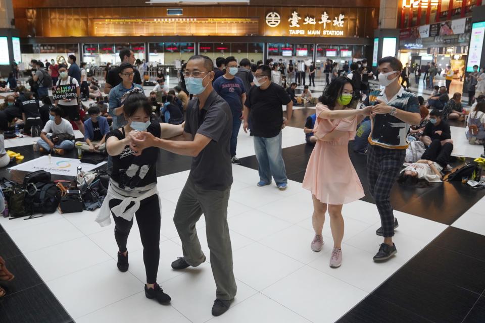 中央流行疫情指揮中心宣布，台灣今天無新增新冠肺炎個案，連2天零確診 、連41天無本土病例，目前累計441例。有民眾在台北車站大廳歡樂跳舞。                           