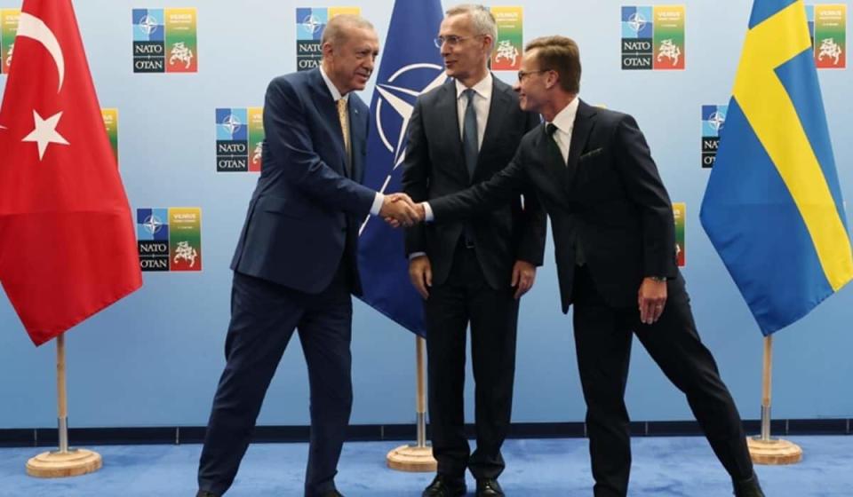 El presidente turco, Recep Tayyip Erdogan, estrecha su mano con el primer ministro sueco Ulf Kristersson. En el medio, el secretario general de la OTAN, Jens Stoltenberg. Foto: cortesía Agencia Anadolu.
