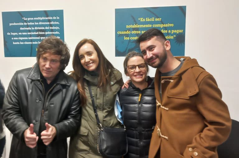 Milei con Victoria Villarruel, Carolina Píparo y Nahuel Sotelo en una recorrida en Quilmes