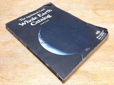 Ejemplar del <em>Whole Earth Catalog</em>. <a href="https://commons.wikimedia.org/wiki/File:Whole_Earth_Catalog_(1975)_(15604607615).jpg" rel="nofollow noopener" target="_blank" data-ylk="slk:Akos Kokai / Wikimedia Commons;elm:context_link;itc:0;sec:content-canvas" class="link ">Akos Kokai / Wikimedia Commons</a>, <a href="http://creativecommons.org/licenses/by/4.0/" rel="nofollow noopener" target="_blank" data-ylk="slk:CC BY;elm:context_link;itc:0;sec:content-canvas" class="link ">CC BY</a>