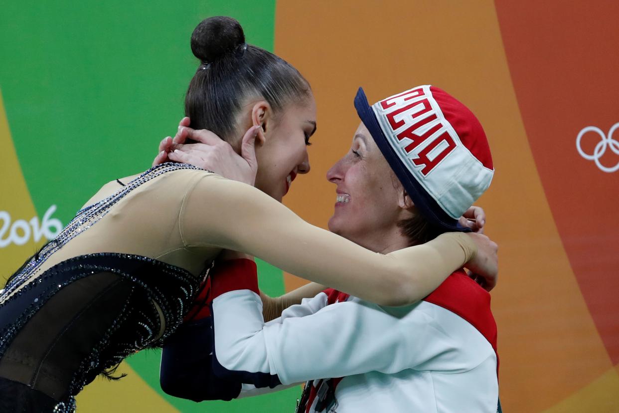 La gimnasta rusa Margarita Mamun abrazando a su entrenadora tras ganar el oro olímpico en Río 2016.