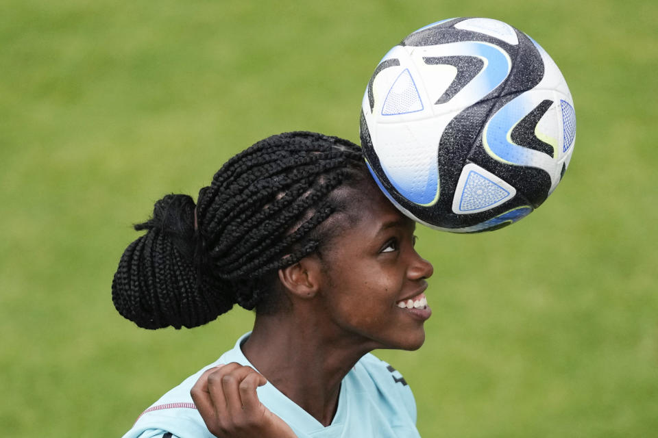 Linda Caicedo, de la selección de Colombia, cabecea el balón en un entrenamiento en Bogotá, el jueves 6 de julio de 2023 (AP Foto/Fernando Vergara)