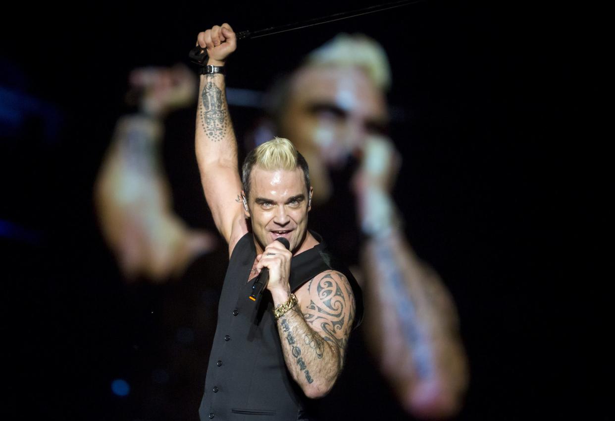 Er hat nicht immer gelebt wie ein Chorknabe und steht dazu – ein Detail aus seinem wilden Leben wollte Robbie Williams dann aber doch korrigieren. (Bild: Balazs Mohai/MTI via AP Photo)