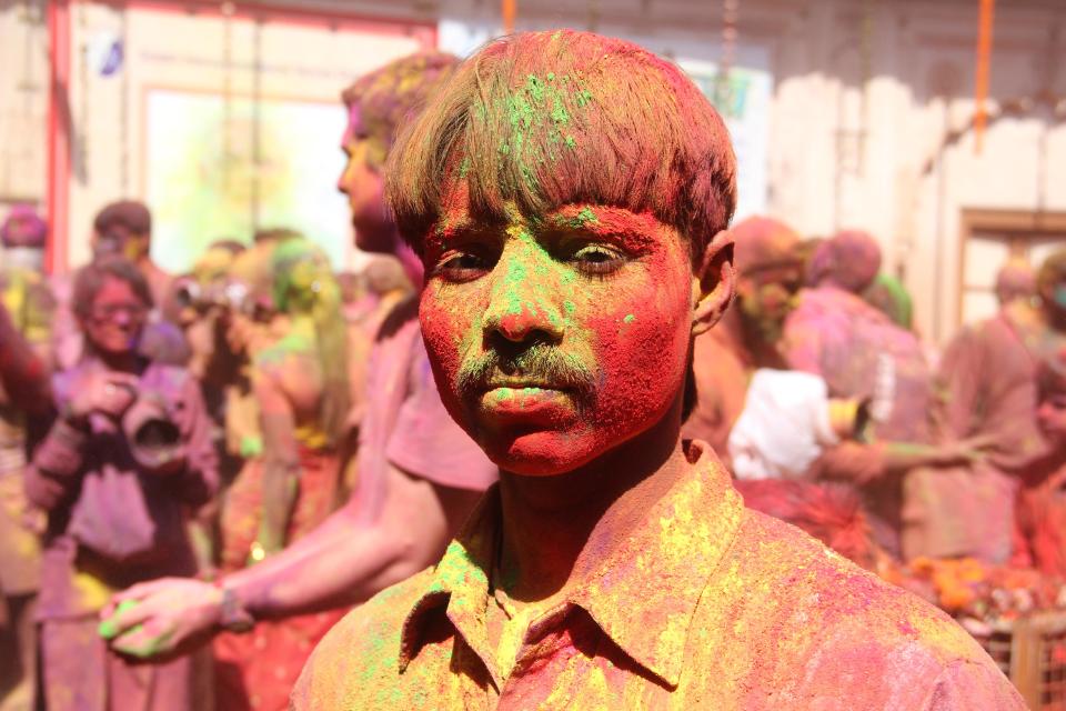 <p>A boy poses for a picture during Holi celebration in Vrindavan on Feb. 27, 2018. (Photo: Nasir Kachroo/NurPhoto via Getty Images) </p>