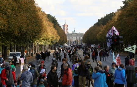 Climate activists from Extinction Rebellion launch a new wave of "civil disobedience" in Berlin