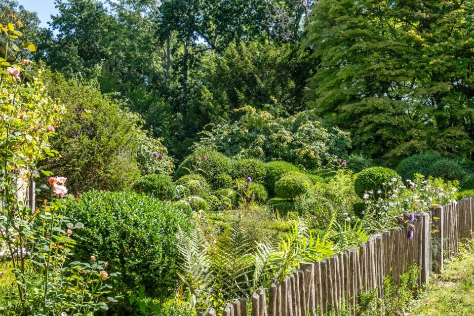 sussex cottage with gardens designed by chelsea flower show gold medallist for sale