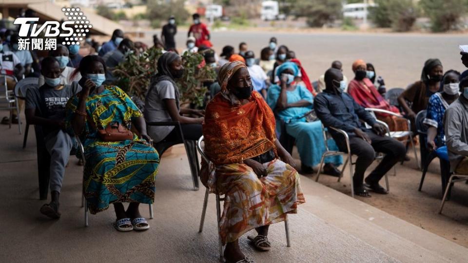 塞內加爾居民等待接種新冠疫苗。（圖／達志影像美聯社）