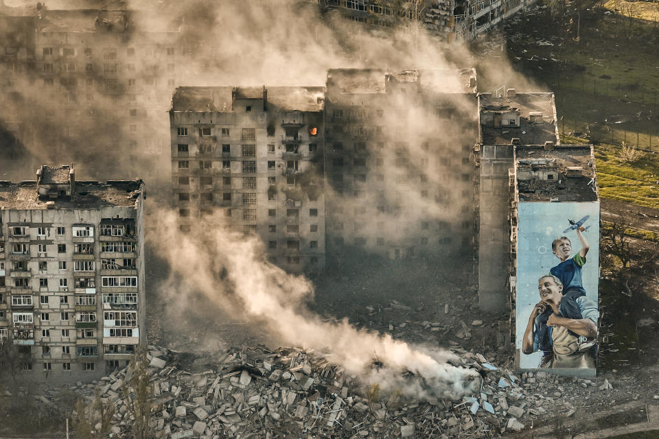 El humo sale de entre los restos de edificios en Bájmut, Ucrania, escenario de intensas batallas entre las tropas de Kiev y las de Moscú, el 26 de abril de 2023. (AP Foto/Libkos)