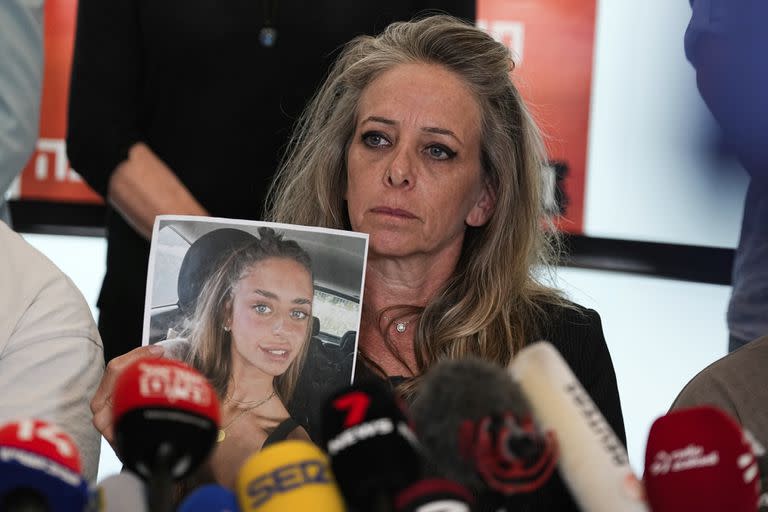 Keren Schem, madre de Mia Schem, una joven israelí que fue secuestrada por milicianos de Hamas y llevada a la Franja de Gaza, en conferencia de prensa en Tel Aviv el 7 de octubre de 2023. (Foto AP/Ohad Zwigenberg)