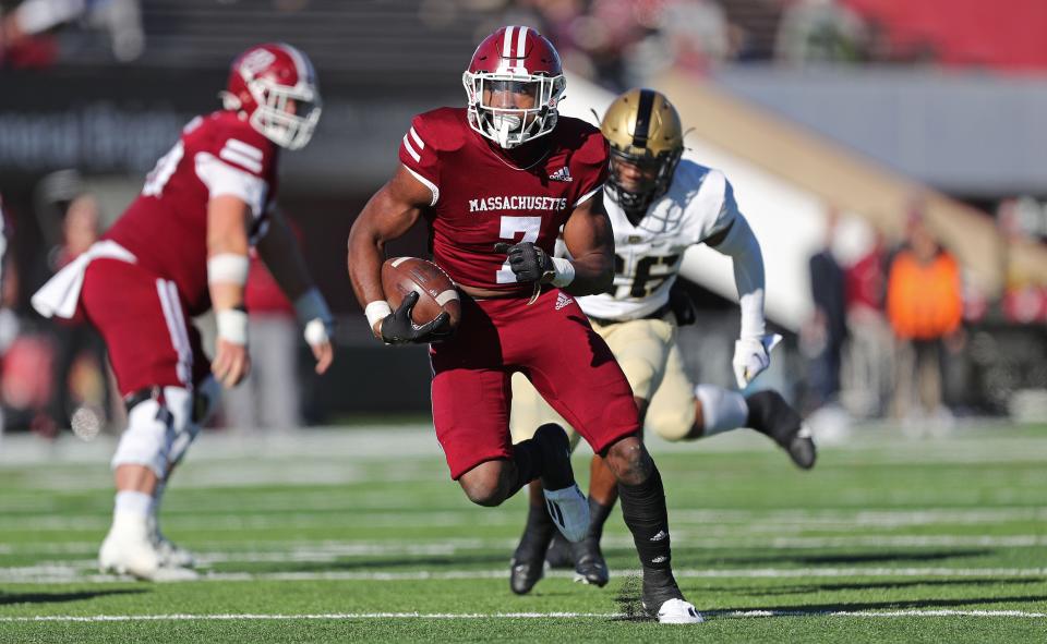 Massachusetts Minutemen running back Ellis Merriweather (7) had several big runs against Army before leaving the game with an injury. DANNY WILD/USA TODAY Sports