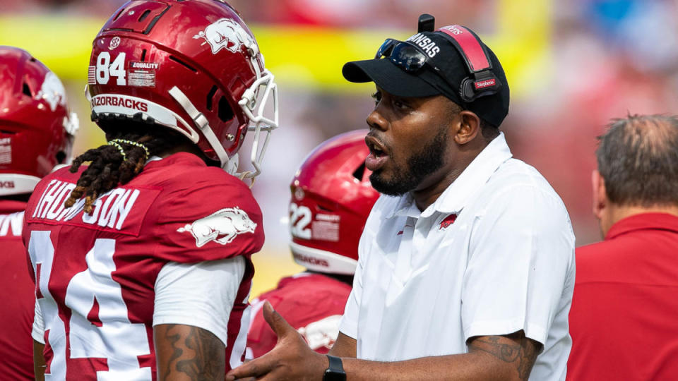 Arkansas wide receiver coach Kenny Guiton speaks to Warren Thompson (84) during the Outback Bowl. (Photo courtesy of Arkansas Athletics)