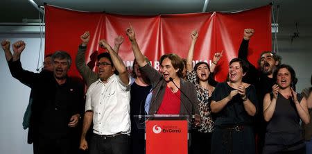 Ada Colau (C), leader and local candidate of "Barcelona en Comu" party, celebrates her victory after the regional and municipal elections in Barcelona,Spain, May 24, 2015. REUTERS/Albert Gea