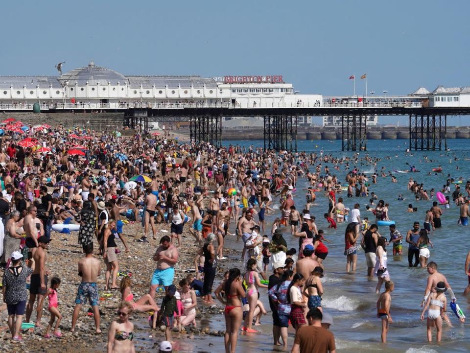 Los bañistas disfrutan del clima cálido en Brighton (Gareth Fuller/PA)