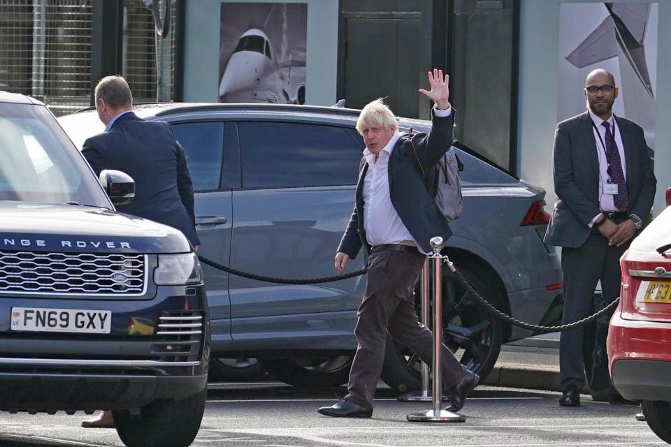 El ex primer ministro Boris Johnson llega al aeropuerto de Gatwick en Londres, luego de viajar en un vuelo desde el Caribe, tras la renuncia de Liz Truss como primera ministra.  Imagen fecha: sábado 22 de octubre de 2022.