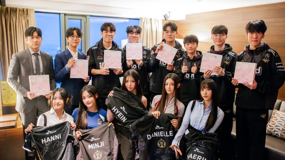 NewJeans pose with T1 after exchanging signed merchandise on Media Day.(Photo: Riot Games)