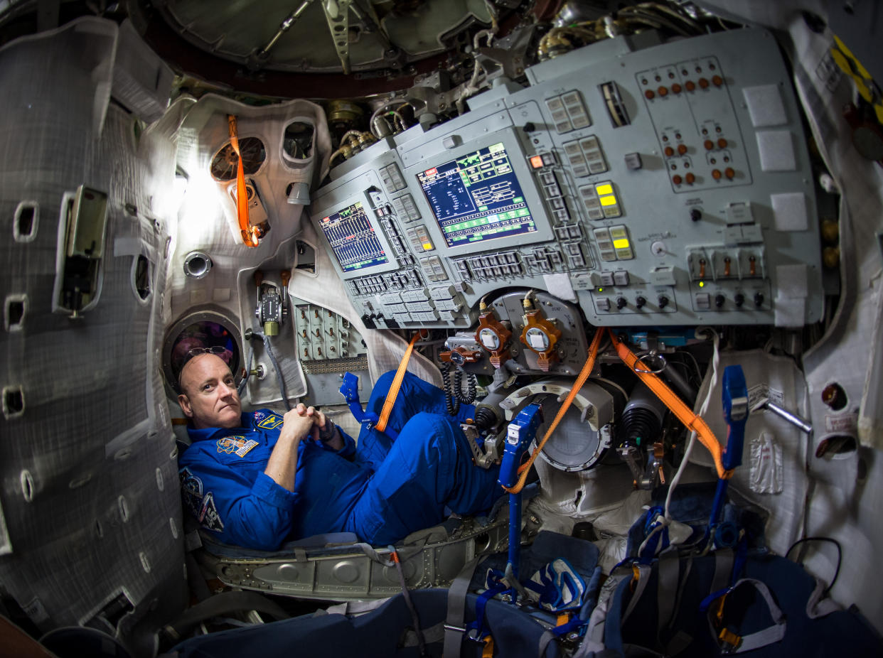 Scott Kelly dentro de un simulador Soyuz en el Centro de Entrenamiento de Cosmonautas Gagarin en Ciudad de las Estrellas, Rusia, preparándose para viajar a la Estación Espacial Internacional. (Bill Ingalls/NASA)