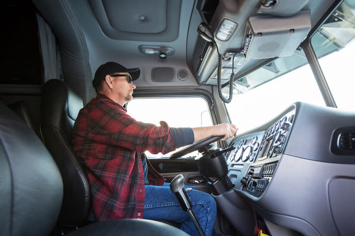 Treten Maschinen im Berufsleben in Konkurrenz zum Menschen? Forscher sind sich sicher: Die folgenden Jobs werden in naher Zukunft nicht mehr von Menschen ausgeführt. Lkw-Fahrer sollten sich warm anziehen, wenn es nach Gerhard Nowak geht, Geschäftsführer der Strategieberatung “Strategy&” aus dem Hause PricewaterhouseCoopers. Selbstfahrende Lastwagen werden seiner Meinung nach in zehn Jahren Lkw-Fahrer für Langstrecken unnötig machen, verriet er "Spiegel Online".