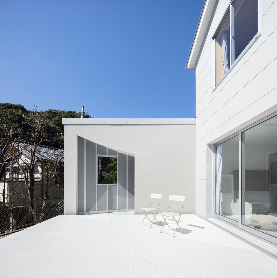 <p>El estudio japonés MTKA reinterpreta las lineas tradicionales de las casas japonesas en esta peculiar casa de Kanagawa, en Japón, bañada por dentro y fuera en color blanco –hasta los muebles son también en blanco–. En la imagen, una <a href="https://www.elledecor.com/es/decoracion/g19884201/terrazas-urbanas/" rel="nofollow noopener" target="_blank" data-ylk="slk:terraza de carácter urbano" class="link ">terraza de carácter urbano</a> y, al fondo, un acceso al interior –es un pasillo distribuidor– con un vano que recuerda a los tejados curvados de las casas tradicionales.<br><em><a href="https://www.mtka.jp/" rel="nofollow noopener" target="_blank" data-ylk="slk:www.mtka.jp" class="link ">www.mtka.jp</a></em></p>