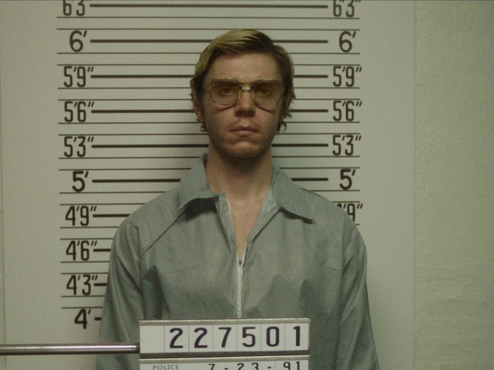 Evan Peters wird in "Dahmer - Monster: Die Geschichte von Jeffrey Dahmer" zu einem der berüchtigtsten Serienmörder der US-Geschichte. (Bild: 2022 Netflix, Inc.)