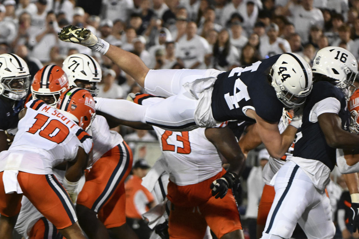 Penn State tight end Tyler Warren (44) scores a touchdown against Illinois during the first quarter of an NCAA college football game, Saturday, Sept. 28, 2024, in State College, Pa. (AP Photo/Barry Reeger)