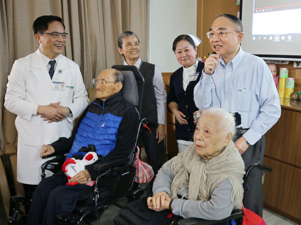 2020年1月，林欣榮院長(左一)帶領團隊幫曾文賓院長慶生，曾漢民醫師也代替父親致詞。