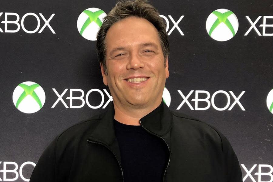 Phil Spencer jugó con un DualSense de PS5 en TGS 2024 e hizo una divertida broma sobre el control de Sony 