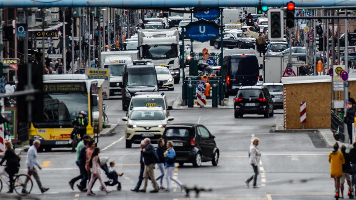 Reger Betrieb herrscht auf der Friedrichstraße/Unter den Linden in Berlin. Mit Corona hat sich der Wettbewerb noch einmal verschärft.