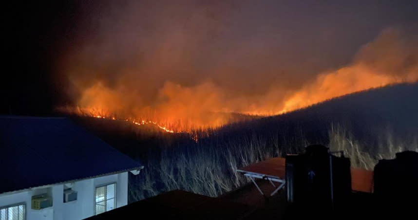 澎湖26日連傳多起雜草火警，造成當地警消疲於奔命。（圖／翻攝畫面）