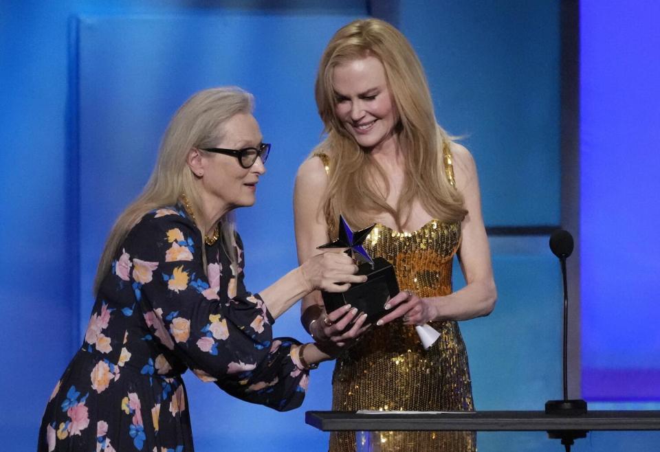 Meryl Streep, izquierda, entrega el 49º Premio AFI Life Achievement Award a Nicole Kidman