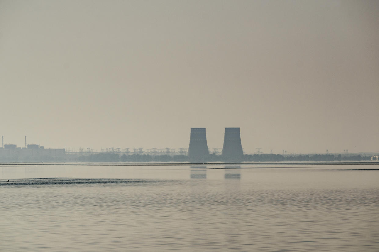 La planta de energía nuclear de Zaporiyia vista a través de una neblina provocada por incendios en las inmediaciones, en Ucrania, el 29 de agosto de 2022. (Lynsey Addario/The New York Times)
